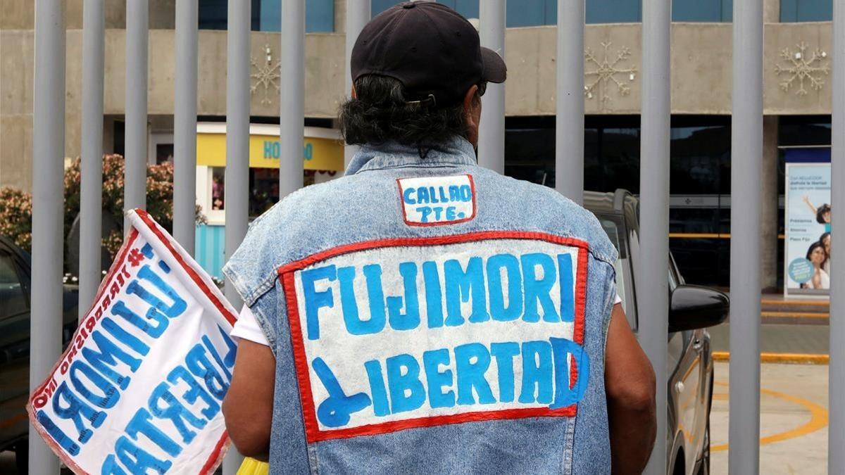 Un manifestante lleva adherido a su ropa un mensaje en el que pide la libertad de Fujimori, este sábado, en Lima.