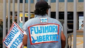 Un manifestante lleva adherido a su ropa un mensaje en el que pide la libertad de Fujimori, este sábado, en Lima.