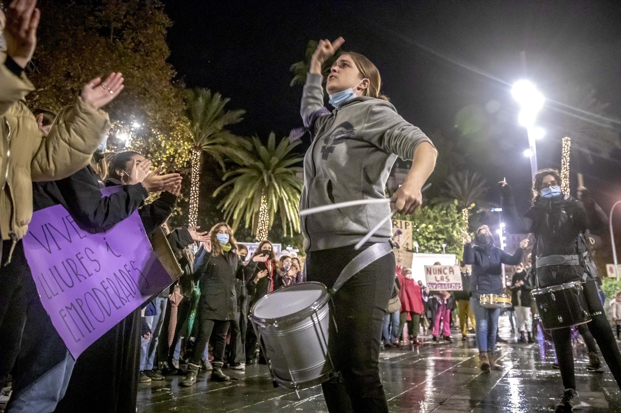 Manifestación del 25-N en Mallorca: Más de 500 personas recorren Palma "hartas" de la violencia machista