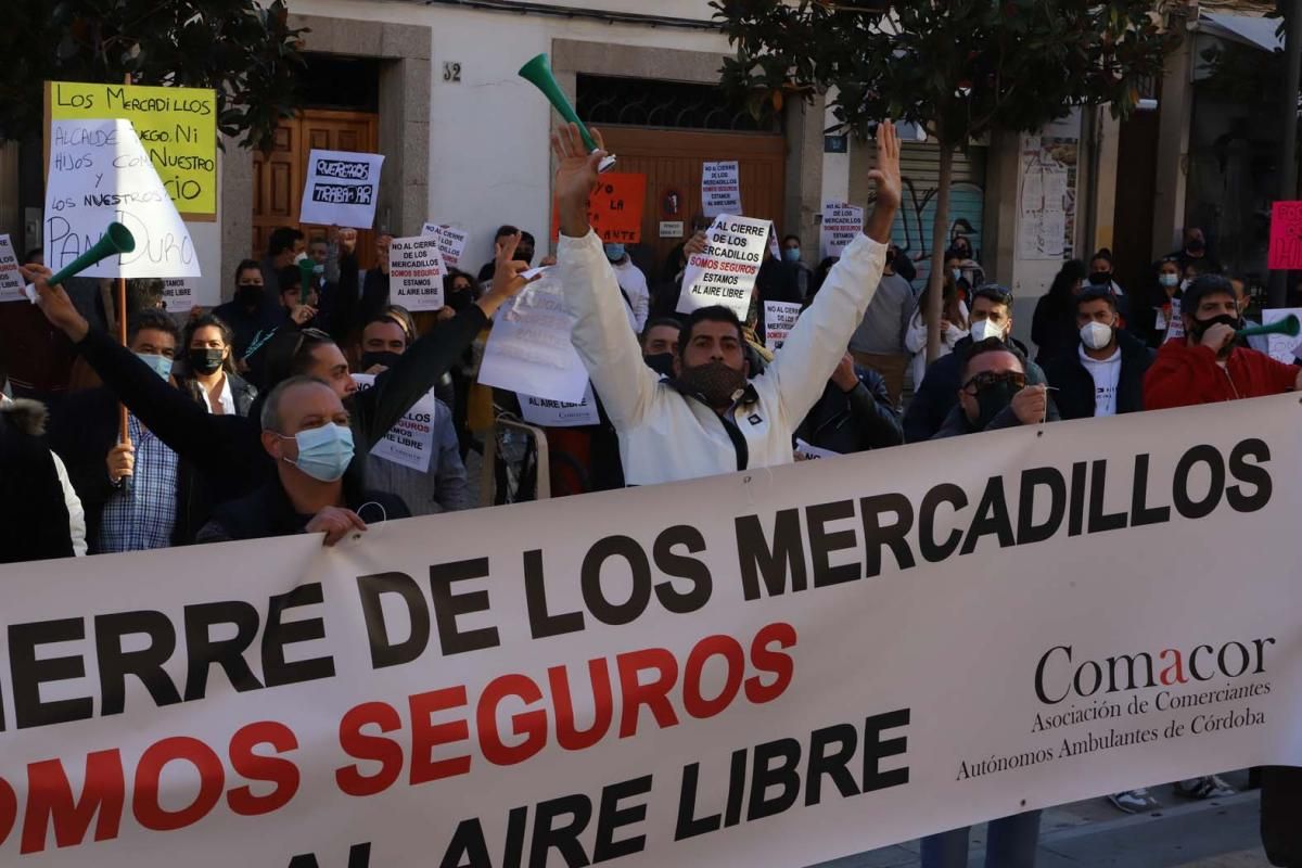 El comercio ambulante protesta ante el Ayuntamiento por el cierre de los mercadillos