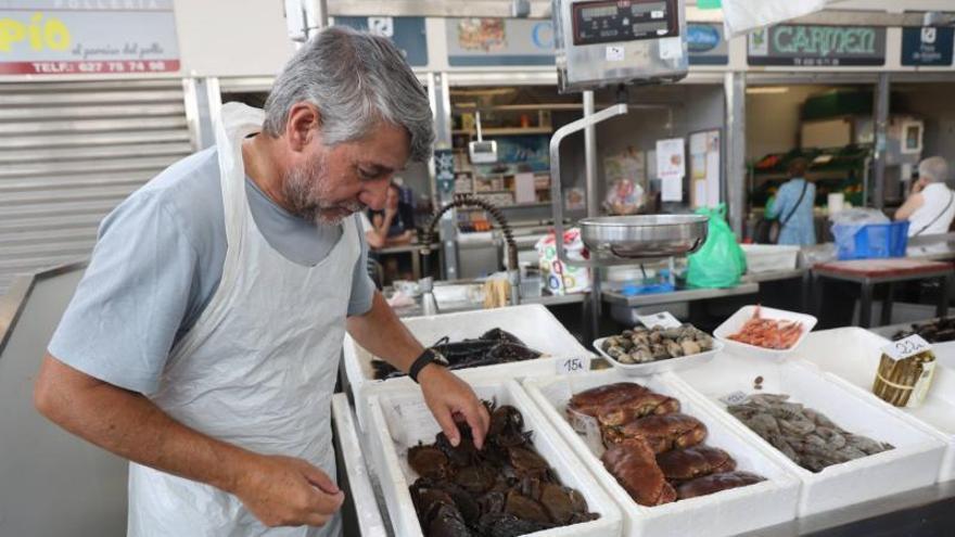 Venta de nécora en la plaza de abastos de Vilagarcía, esta mañana.