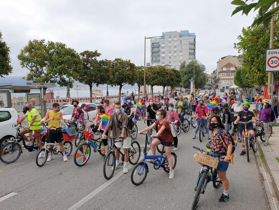 Una multitud de vigueses y viguesas participan en la concentración en bicicleta para celebrar el Día del Orgullo LGTBI