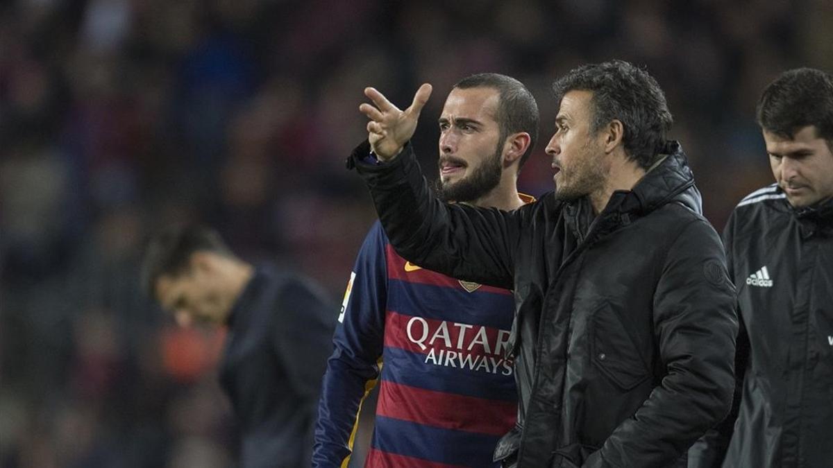 Luis Enrique da instrucciones a Aleix Vidal en el derbi copero con el Espanyol.