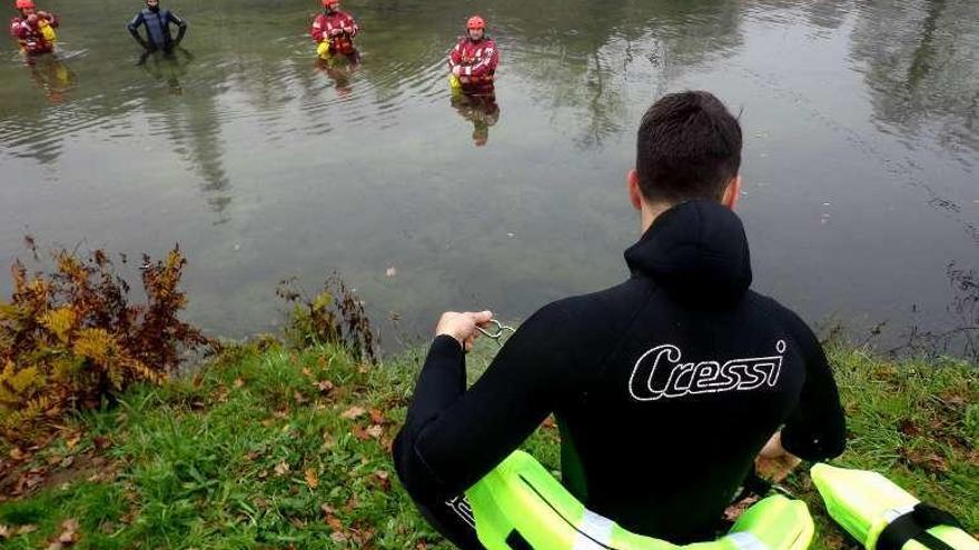 Bomberos de Ponteareas probando los trajes. // FdV