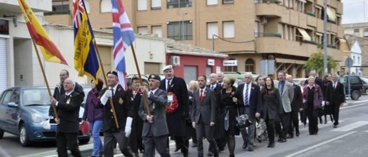 El desfile de veteranos de la Real Legión Británica en Pinoso para recordar a los caídos en la I Guerra Mundial.