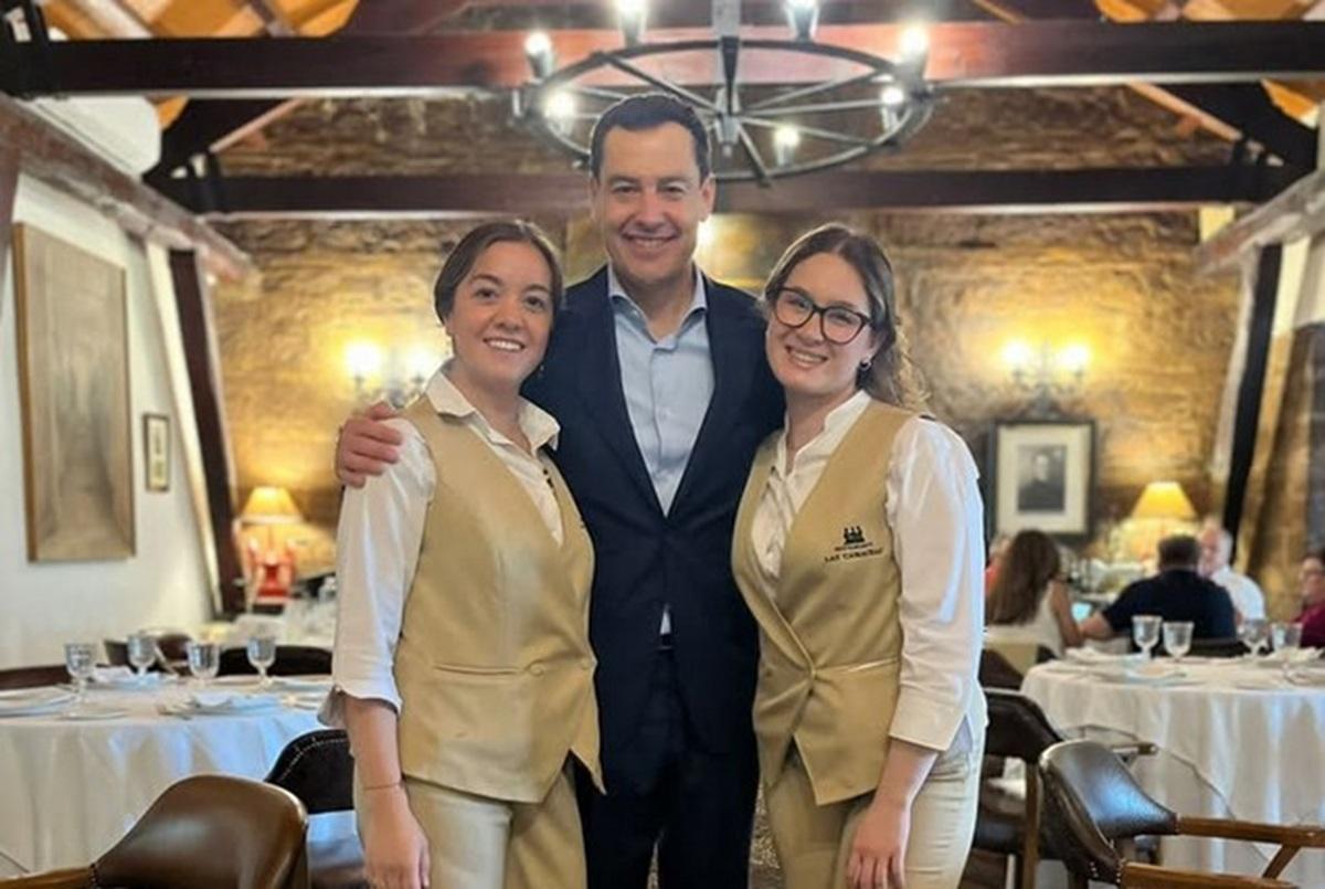 Juanma Moreno en su visita al restaurante 'Las Camachas'