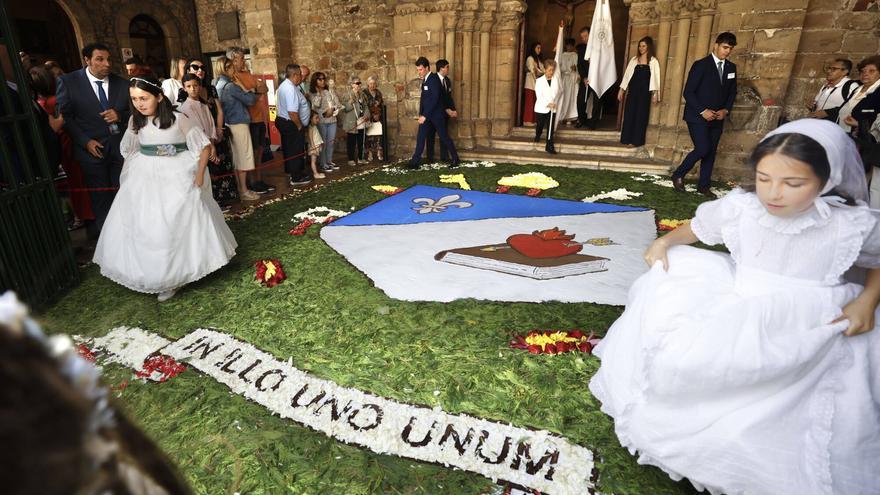 Pétalos y sal para celebrar por todo lo alto: así fue el Corpus Christi en Avilés