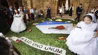 Pétalos y sal para celebrar por todo lo alto: así fue el Corpus Christi en Avilés
