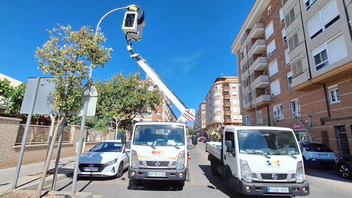 Foto de archivo de cambio de alumbrado en una calle de Vila-real.