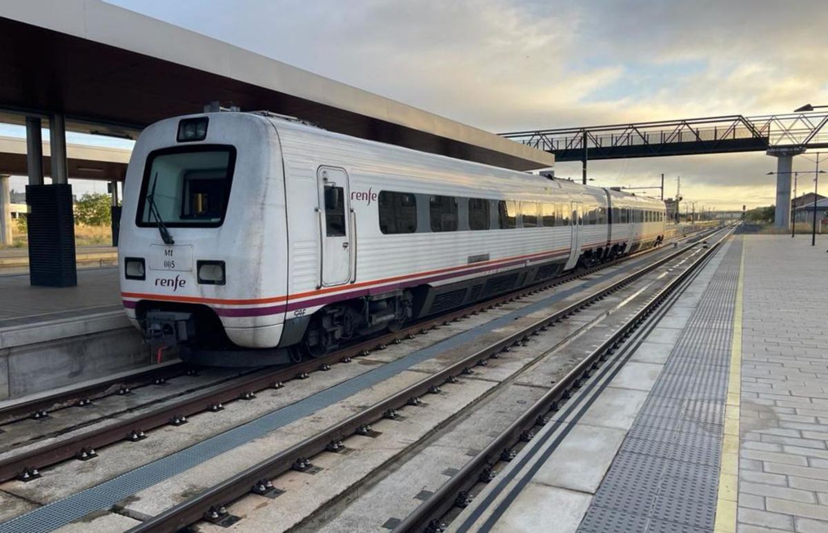Tren regional, único que circula por la vía de ancho ibérico entre Medina y Orense.