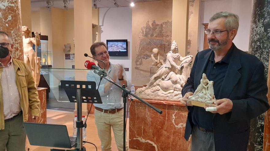 El arqueólogo Fernando Quesada Sanz dona un fondo bibliográfico de unos mil ejemplares al Museo Arqueológico municipal de Cabra