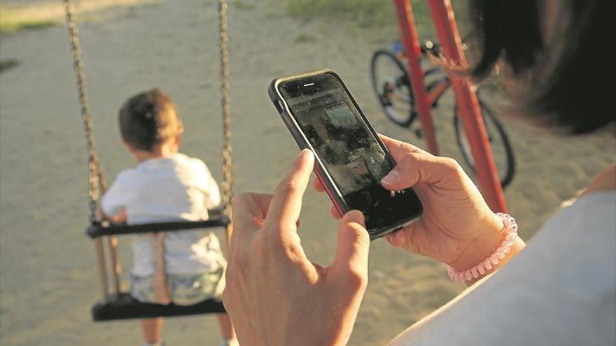 El abuso del móvil se contagia a los hijos y resta tiempo educativo