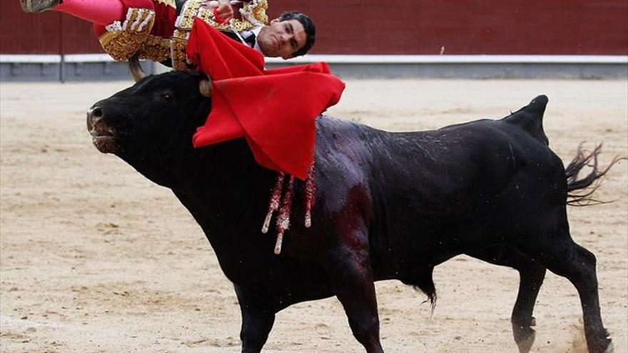 Aguado deslumbra y cae herido