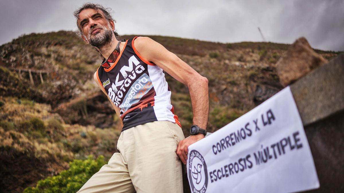 A la espera de que le lleguen las camisetas de este reto, Anto Pérez posa en la foto principal, en el mirador de Humboldt, con la elástica de la 8K La Orotava.