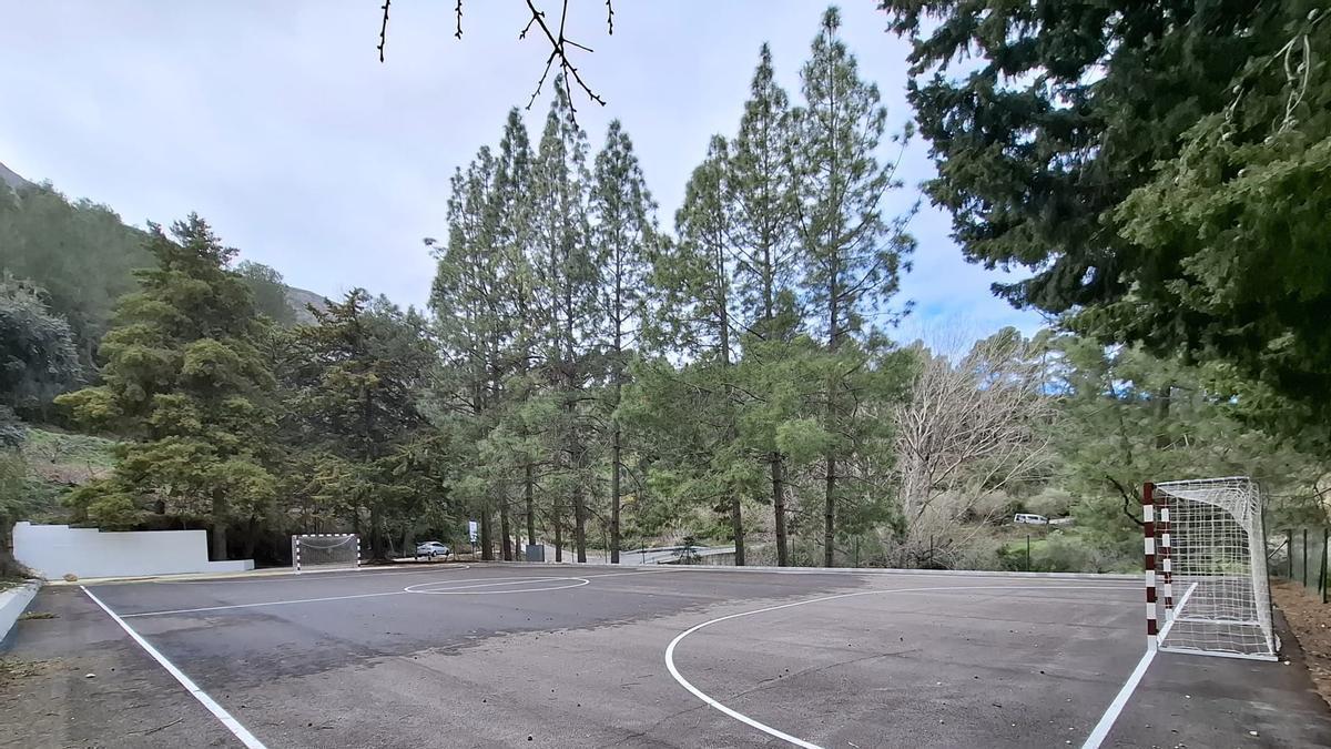 La pista està envoltada de bosc i muntanya