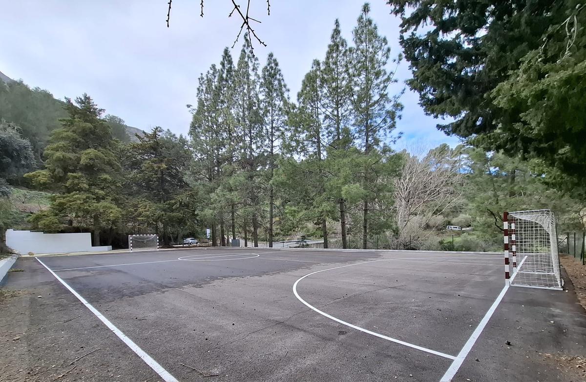 La pista està envoltada de bosc i muntanya