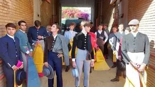 Jóvenes talentos protagonizan una becerrada homenaje a la afición cordobesa con ocho orejas y dos rabos