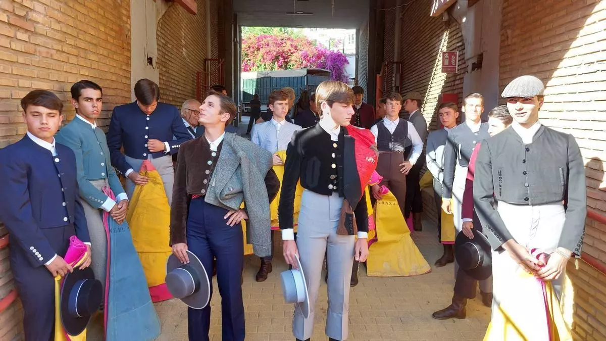 Jóvenes talentos protagonizan una becerrada homenaje a la afición cordobesa con ocho orejas y dos rabos
