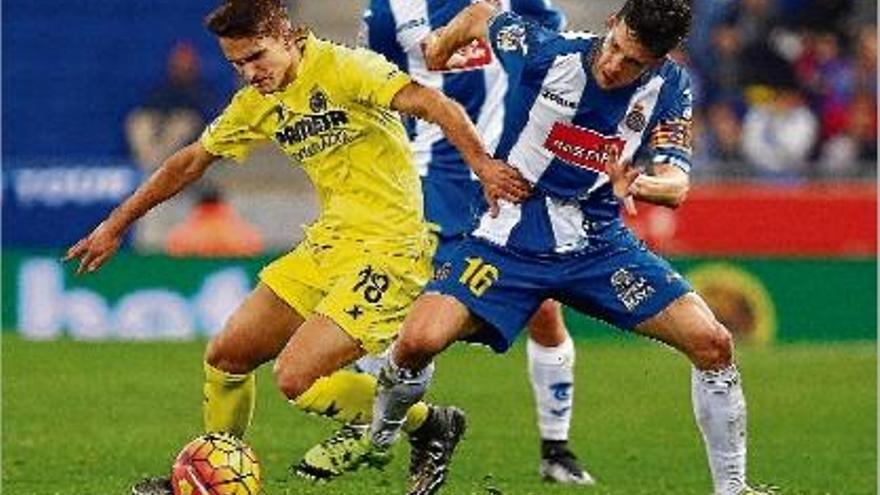 El capità de l&#039;Espanyol, Javi López, lluita una pilota amb el visitant Denis Suárez.