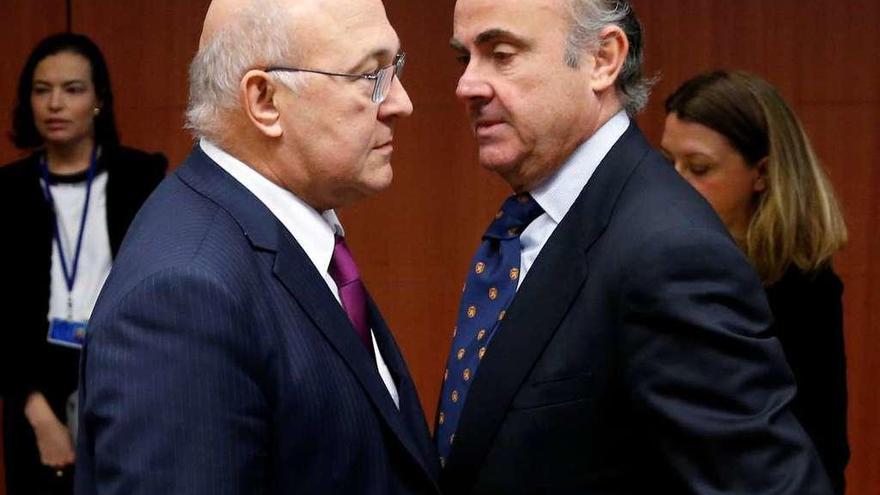 El ministro de Finanzas francés, Michel Sapini, y el ministro de Economía Luis de Guindos. // Efe