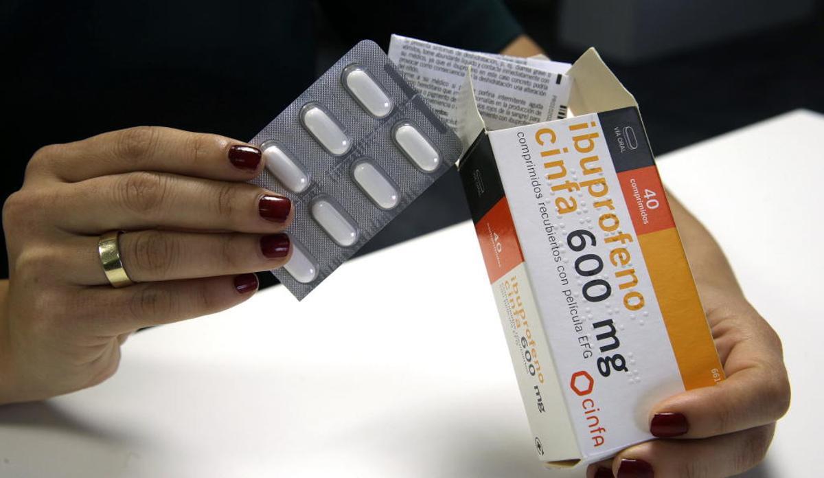 Una imagen de una caja de Ibuprofeno.