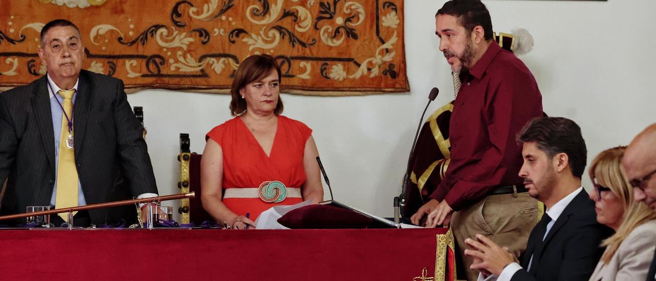 Rubens Ascanio (a la derecha y de pie), durante el pleno de toma de posesión.