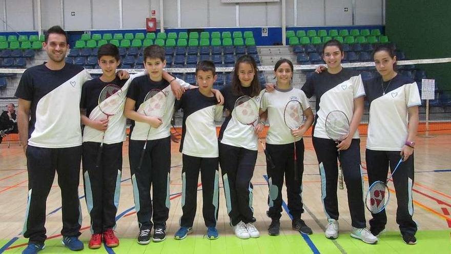 Los jugadores y jugadoras del Sagrado Corazón de Jesús en el pabellón abulense que albergó la cita.