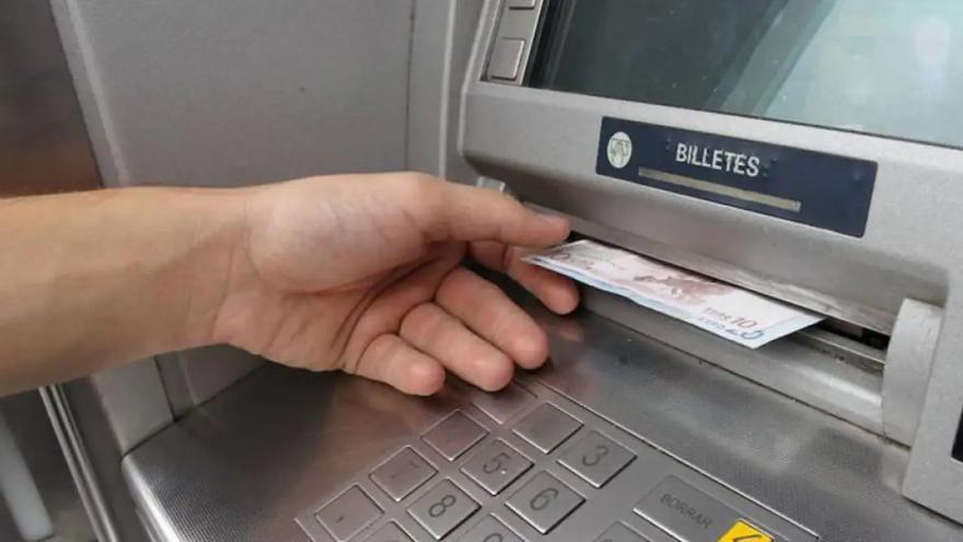 Esta es la estafa del cajero automático de la que alerta la Policía Nacional