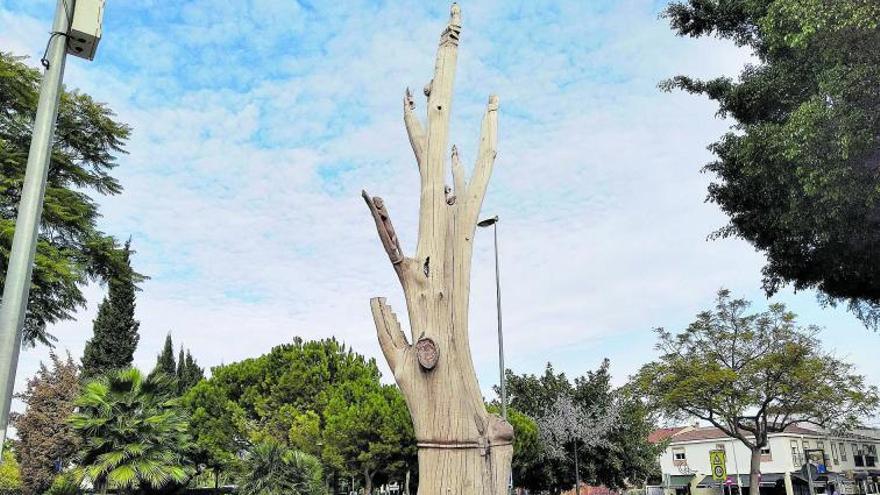 Hace casi un año que el escultor de Vélez-Málaga José Casamayor convirtió este eucalipto seco en una obra de arte. Se encuentra a la entrada de Churriana, en la calle Torremolinos.