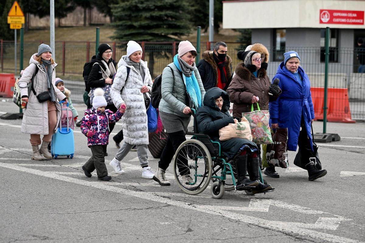 Refugiados de la guerra de Ucrania en el cruce fronterizo polaco-ucraniano en Korczowa, Polonia 10 de marzo de 2022. EFE/ EPA/DAREK DELMANOWICZ