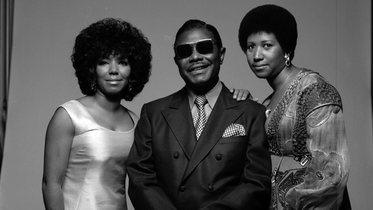 El reverendo C.L. Franklin, en 1971, entre sus hijas Carolyn y Aretha.