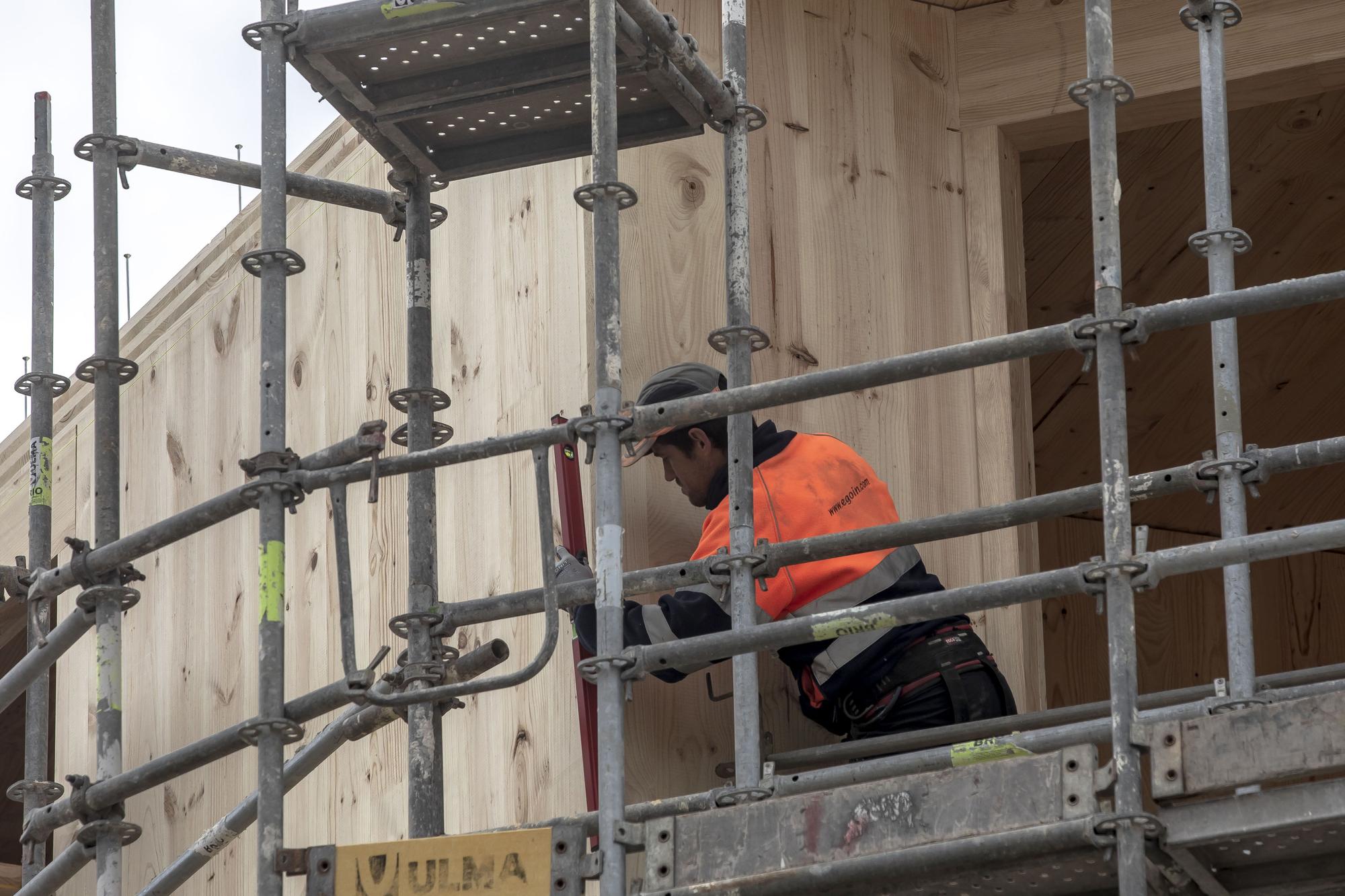 Construcción de viviendas en madera en la calle Llucmajor del Molinar