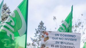 El Govern apuja la prima per resoldre la crisi de Muface