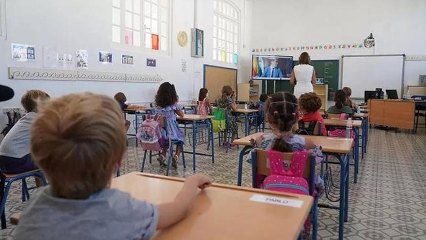 La Junta de Extremadura estudia nuevas fórmulas para refrescar los colegios y ahorrar energía