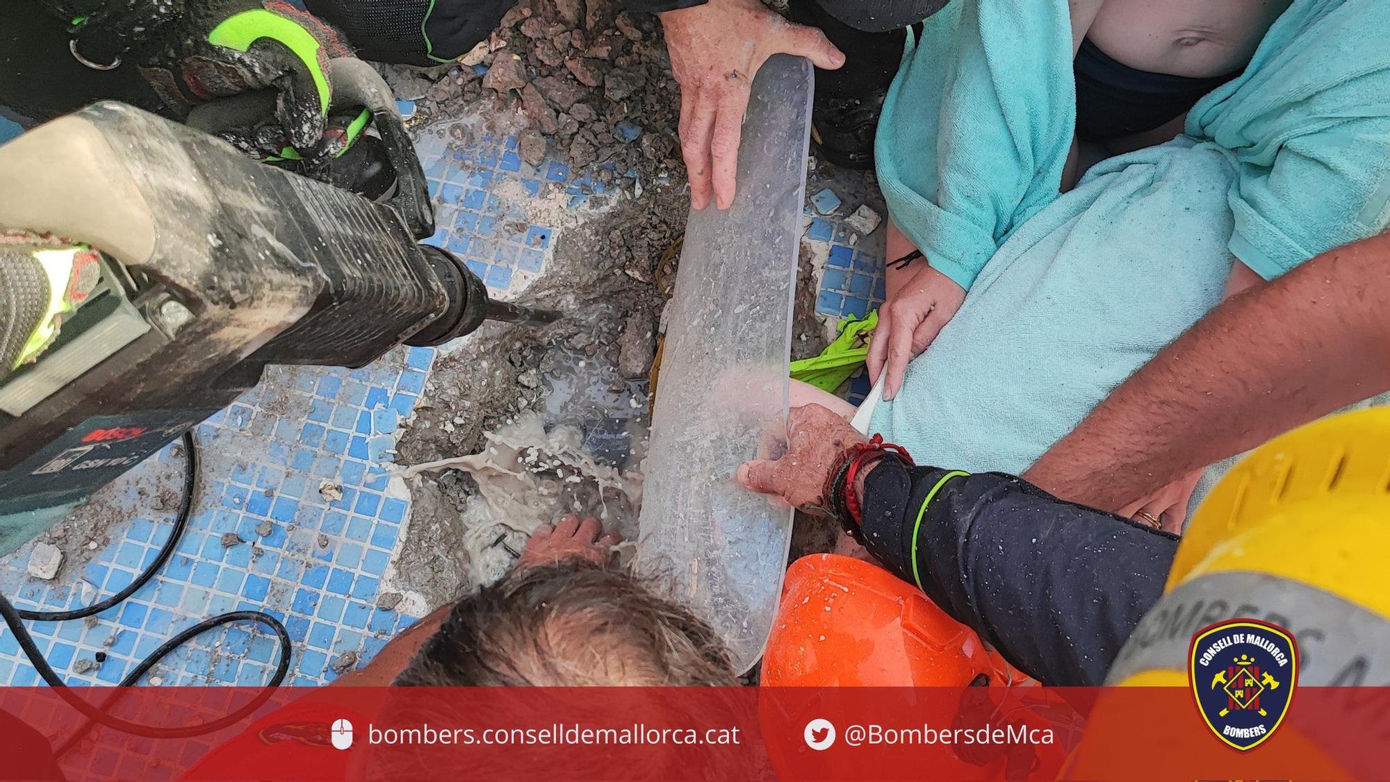 Rescatan a un niño con un brazo atrapado en la tubería de una piscina
