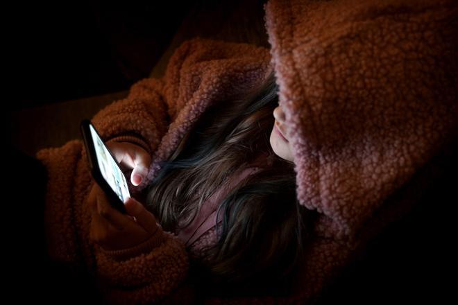 Els experts coincideixen: els infants no haurien de tenir telèfon mòbil amb internet abans d’aquesta  edat