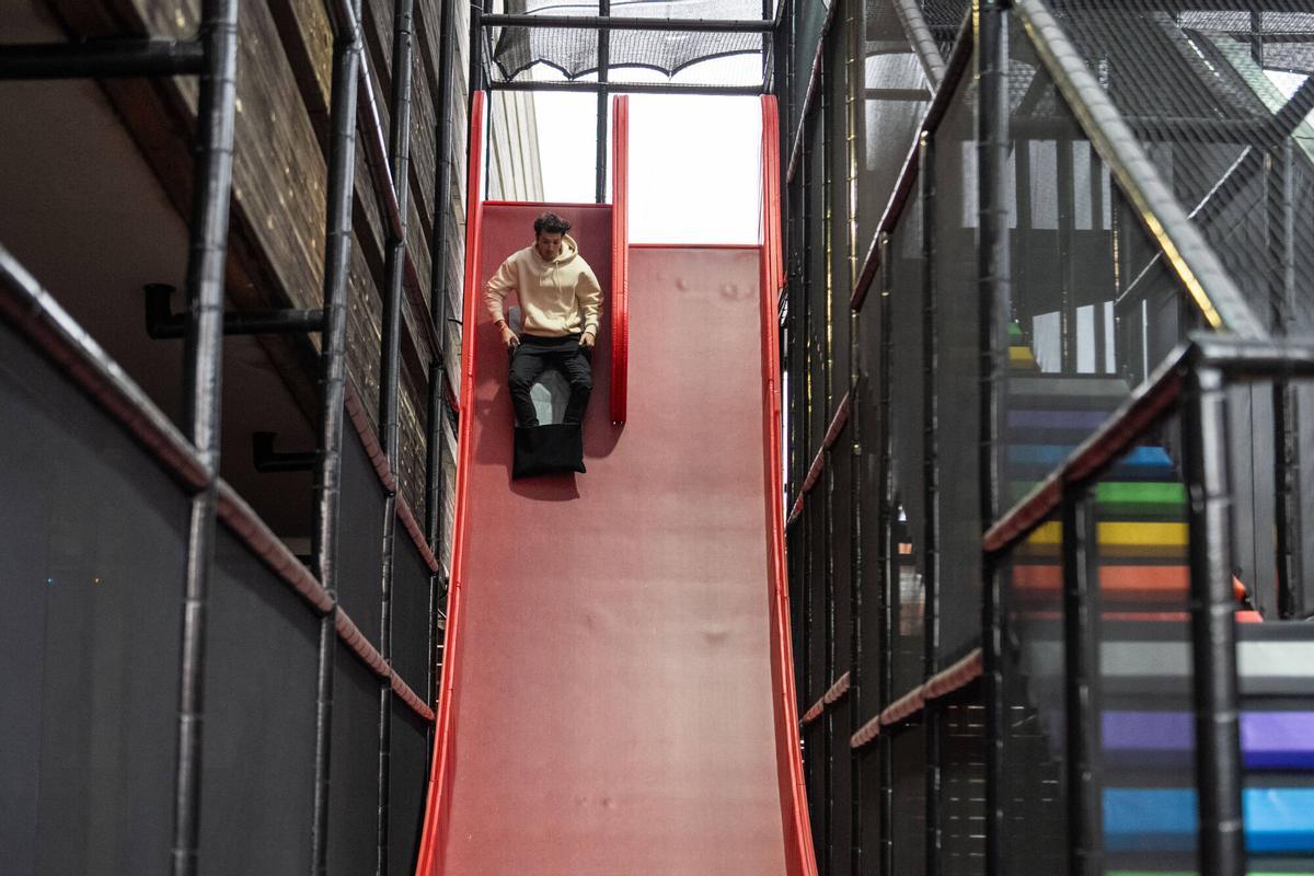 Badalona, 04/12/2025. Barceloneando. El nuevo Hijump Park, con sus toboganes gigantes y circuitos imposibles al estilo Super Mario, se ha convertido en el parque viral del momento en Badalona. Foto: Zowy Voeten / El Periódico.