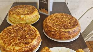 Tortillas gigantes del bar La Pirámide, en el Prat.