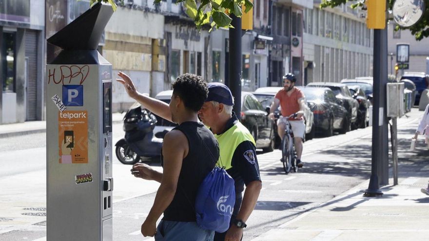 Un controlador de la ORA y un conductor, ayer, junto a un parquímetro de la calle Rodríguez San Pedro. | MARCOS LEÓN
