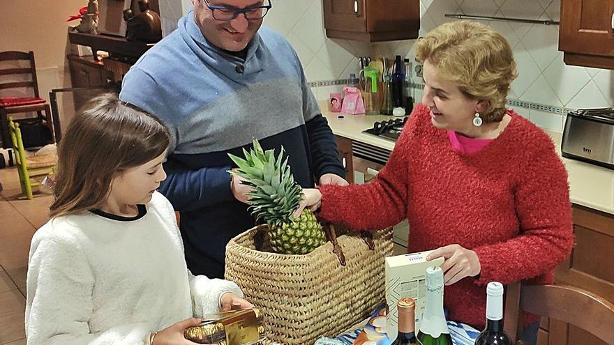 Miguel Ángel Moreno y su familia, con la compra para la comida de Navidad.
