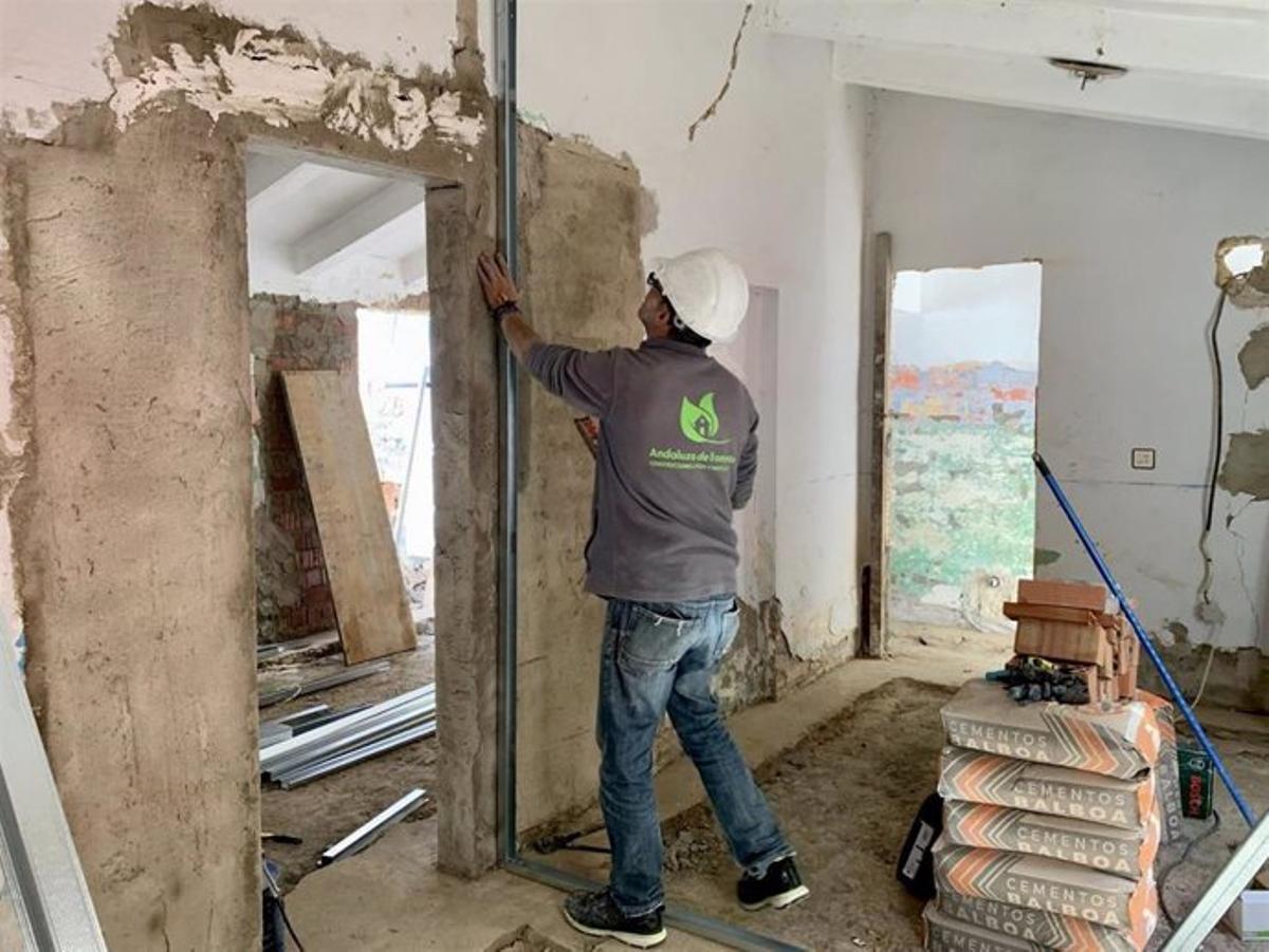 Un profesional de la construcción, en una reforma interior de un inmueble.