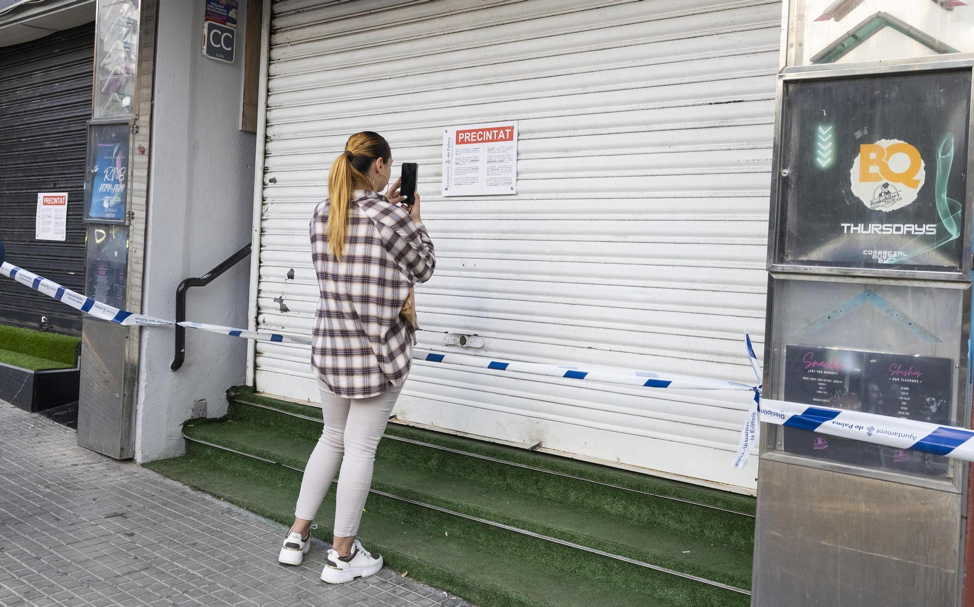 Precintan cinco locales comerciales y la terraza de un bar nocturno de Cala Major por riesgo de derrumbe