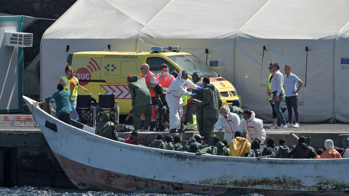 Un cayuco con 54 personas a bordo a su llegada este miércoles al puerto de La Restinga, en la isla de El Hierro.