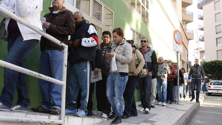 Demandantes de empleo hacen cola a las puertas de una oficina de Málaga.