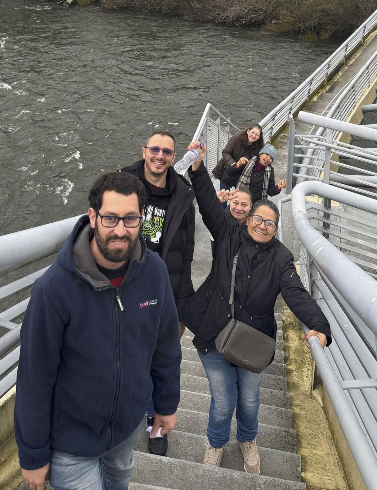 En el Puente del Milenio, en una visita por la ciudad. ‘Bantabá’, iniciativa Cáritas Ourense. Julio 2025. FdV