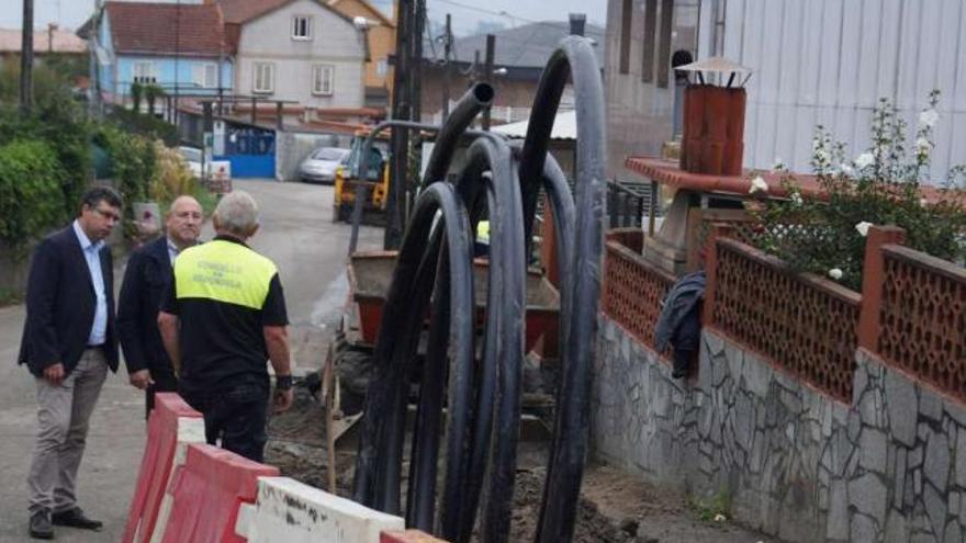 El alcalde y el edil de Vías e Obras comprueban los trabajos junto al centro escolar de Porto Cabeiro.  // Faro