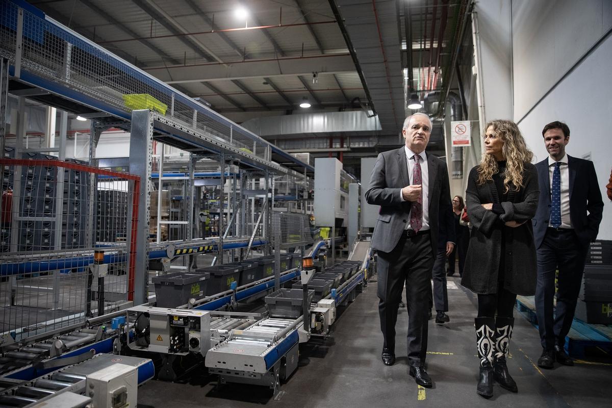 Visita de la secretaria a un almacén de Bidafarma.