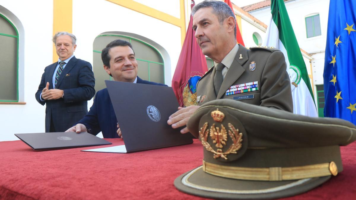 José María Bellido e Íñigo Laquidain firman el acuerdo de cesión de la Farmacia Militar.