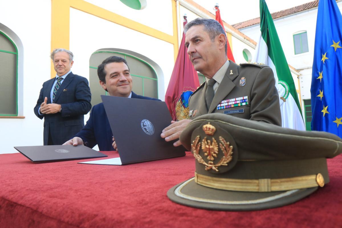 José María Bellido e Íñigo Laquidain firman el acuerdo de cesión de la Farmacia Militar.
