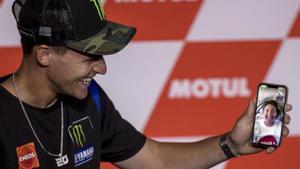 Espargaró truca a Quartararo en plena conferència de premsa